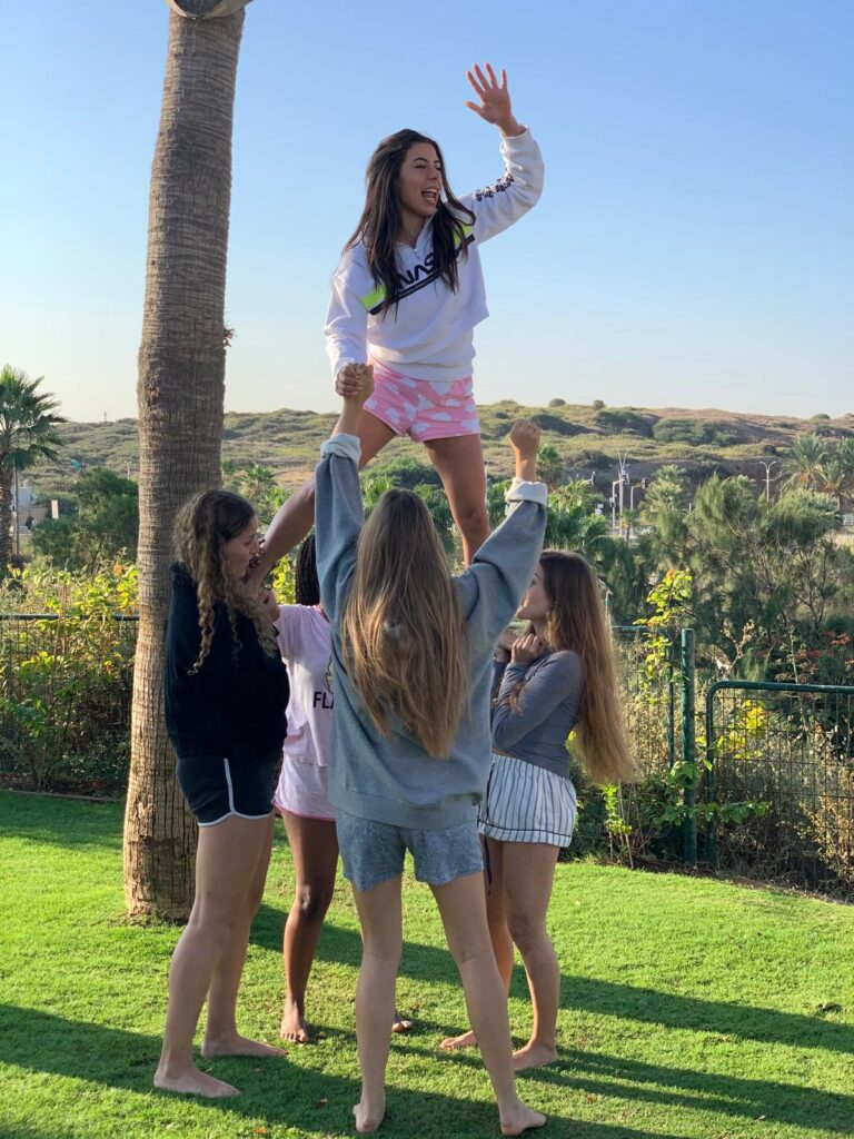 girls cheerleading
